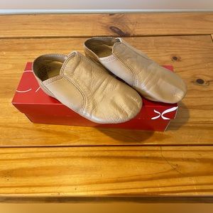 Capezio Girl Slip on Jazz Shoes.  Color Caramel. Size 5M. Gently worn.